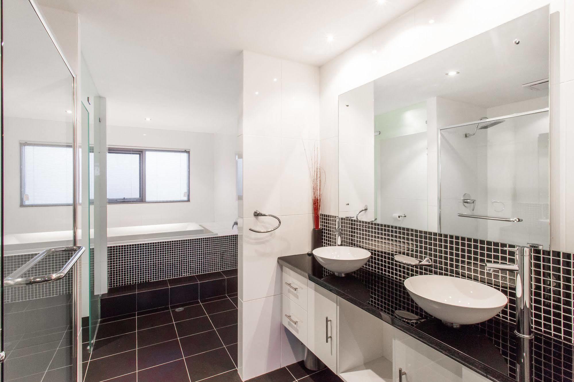 Spinnakers By Rockingham Apartments מראה חיצוני תמונה