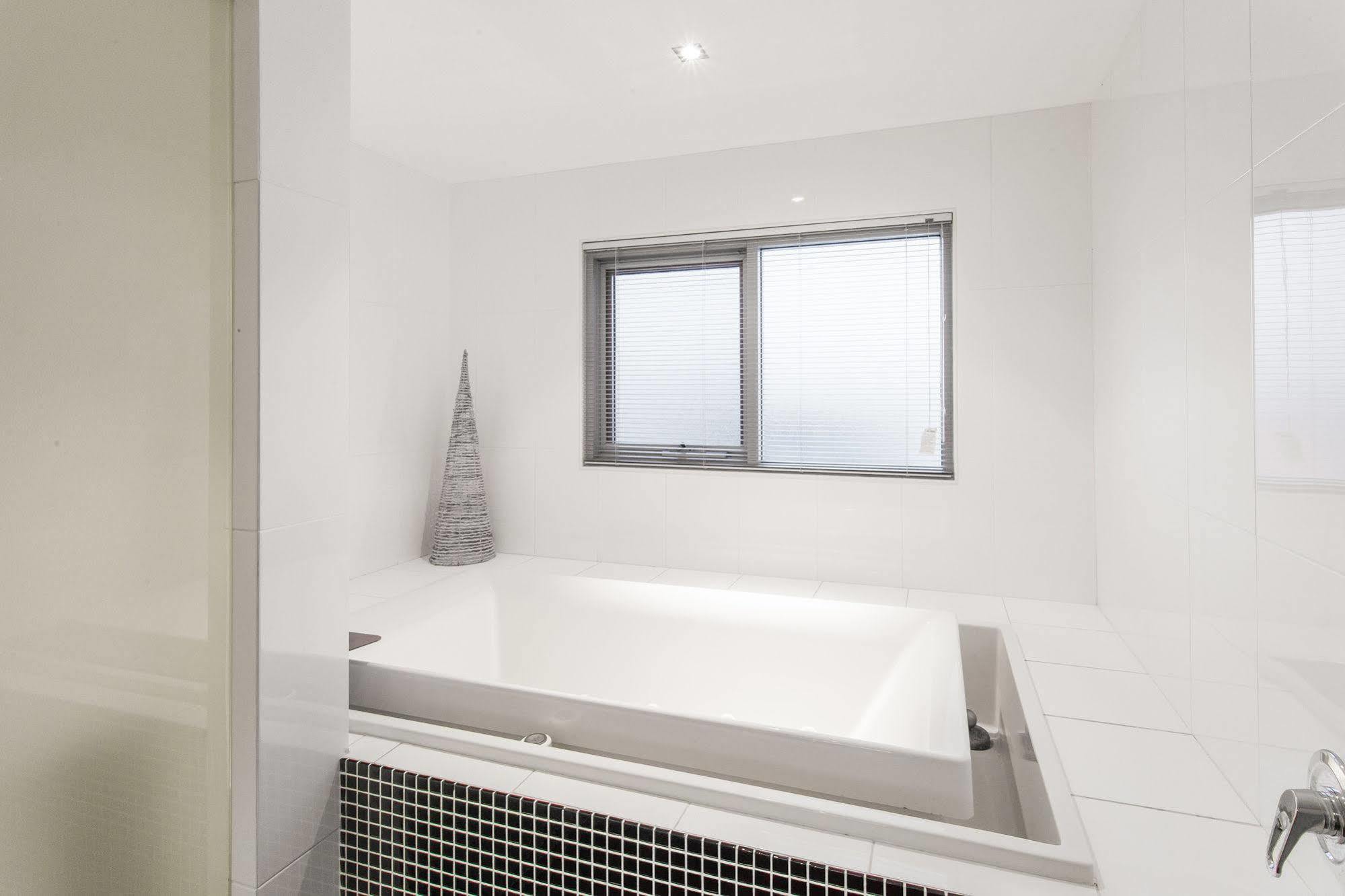 Spinnakers By Rockingham Apartments מראה חיצוני תמונה